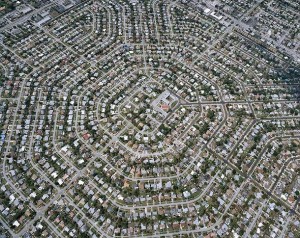 Ejemplo del urbanismo horizontal promovido en muchas zonas de los Estados Unidos. El coste invisible de esta manera de construir es inmenso (transporte, energía, stress...).