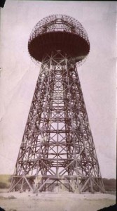 La torre de Wardenclyffe, donde Tesla realizó numerosos experimentos. La explosión de un cometa en Siberia, el enigma de Tunguska, se asocía por la mitología geek a una experiencia de Tesla el 30 de junio 1909. 