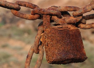 Las cadenas se oxidan pero no se rompen, parecería que siempre estuvieron ahí. Foto de Lanzarote Rural.