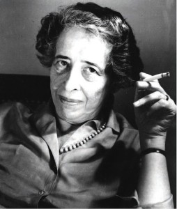 La filósofa Hannah Arendt, mente fina y priveligiada, criticada sin piedad, precisamente por su finura e inteligencia.